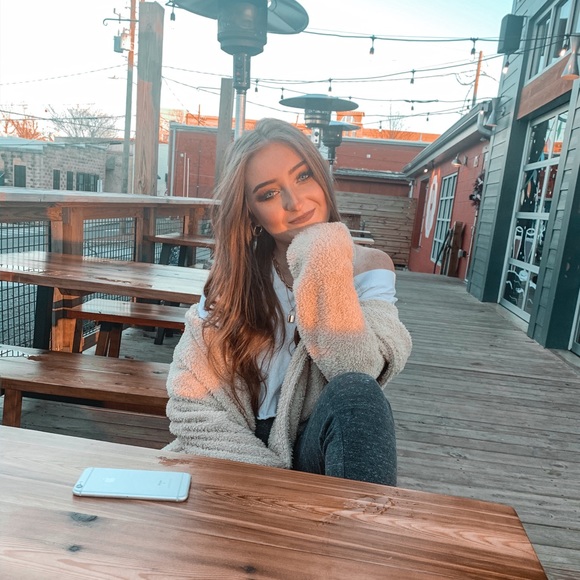 Meet your Posher, Bailee - Picture 1 of 1